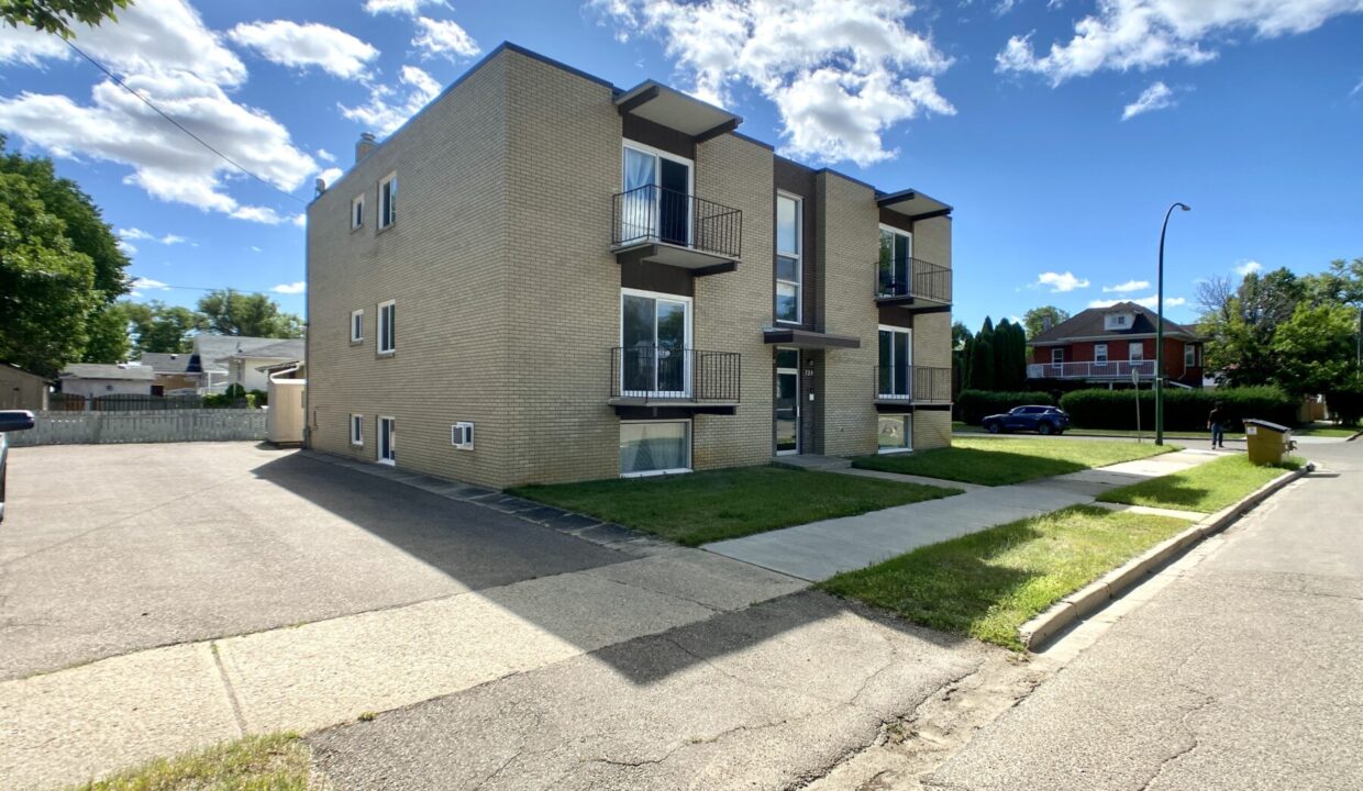 739 5 Ave