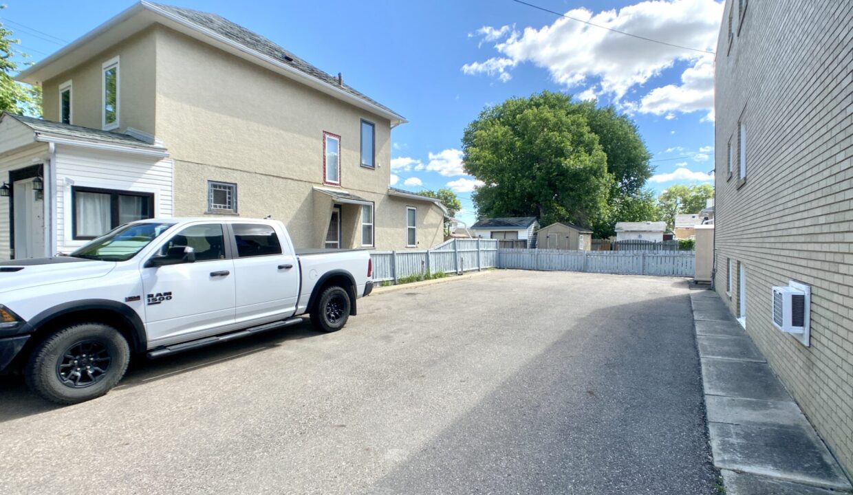 739 5 Ave