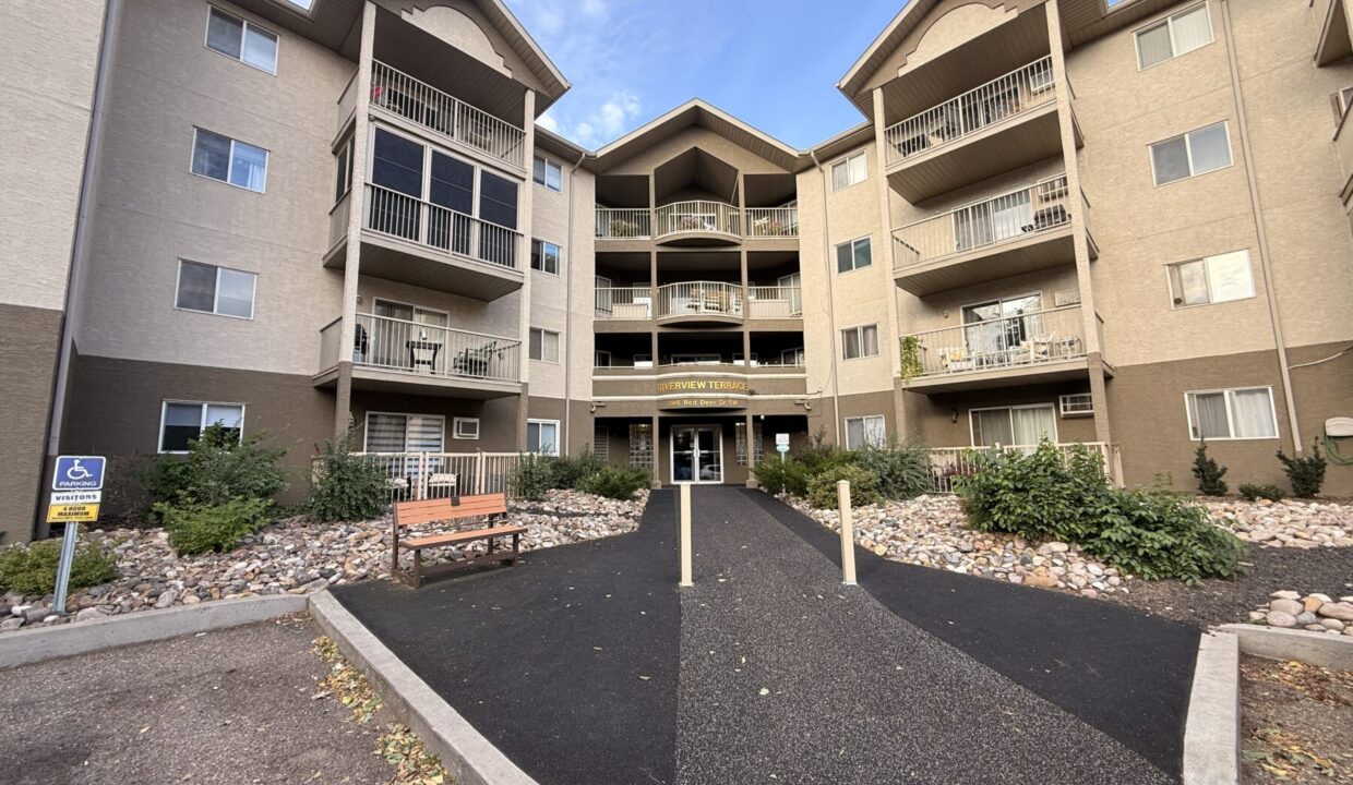 216 245 Red Deer Dr