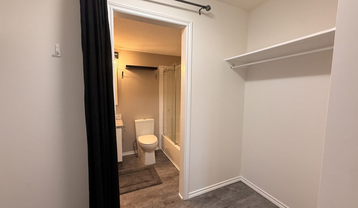 216 245 Red Deer Dr