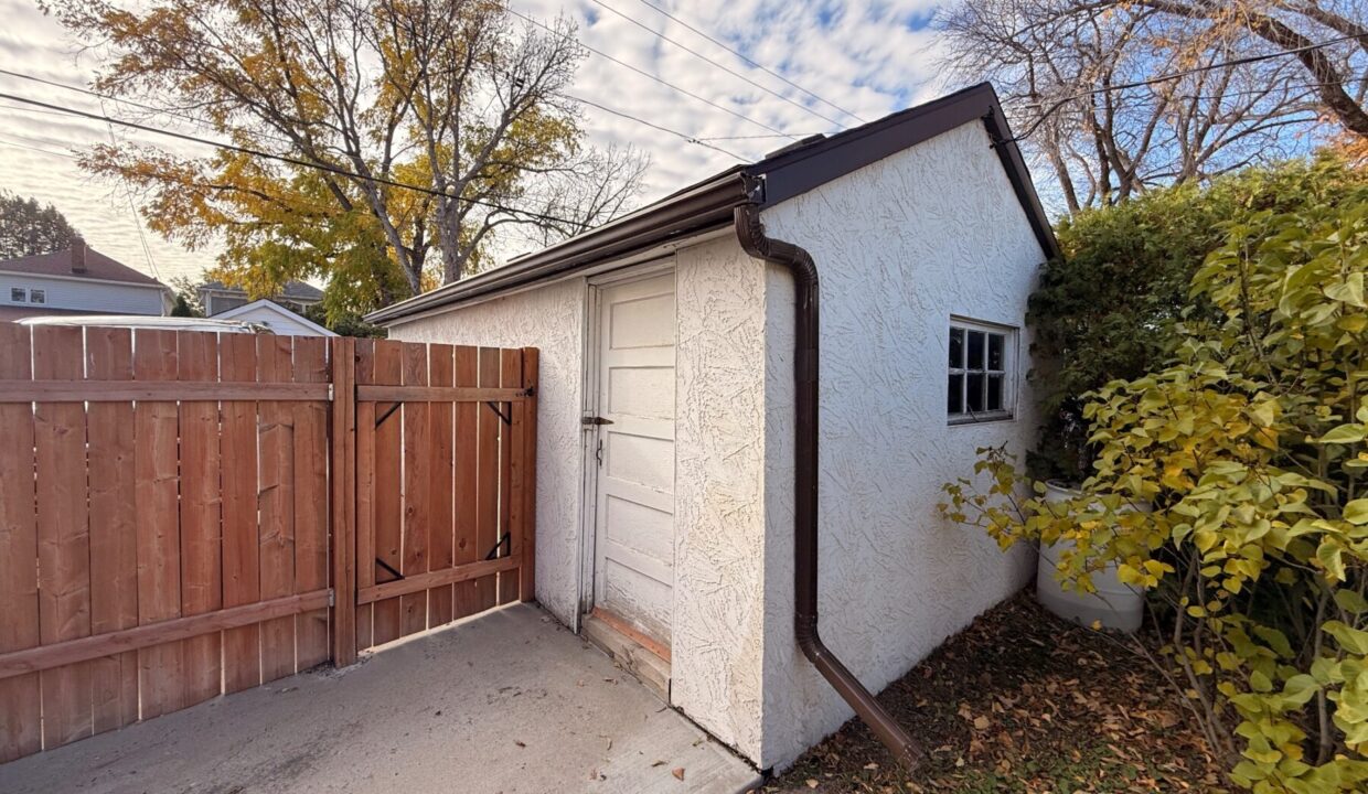 313 6 Street SE — 08