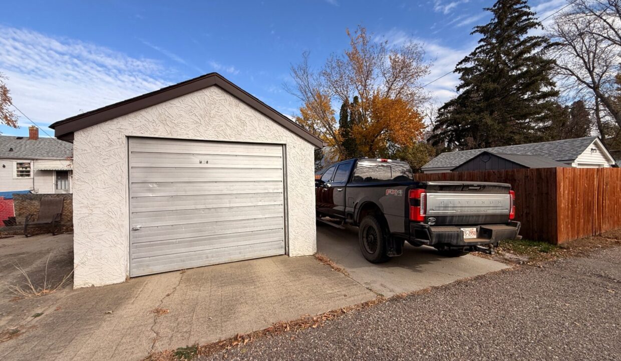 313 6 Street SE — 09