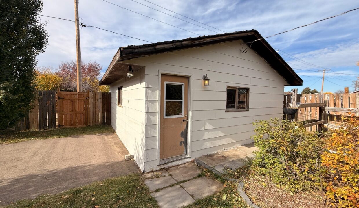718 1 Street SE — 06