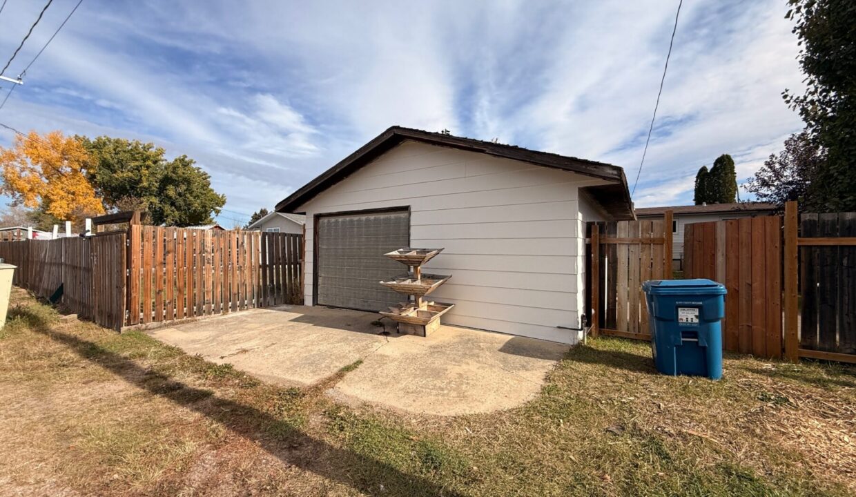 718 1 Street SE — 09